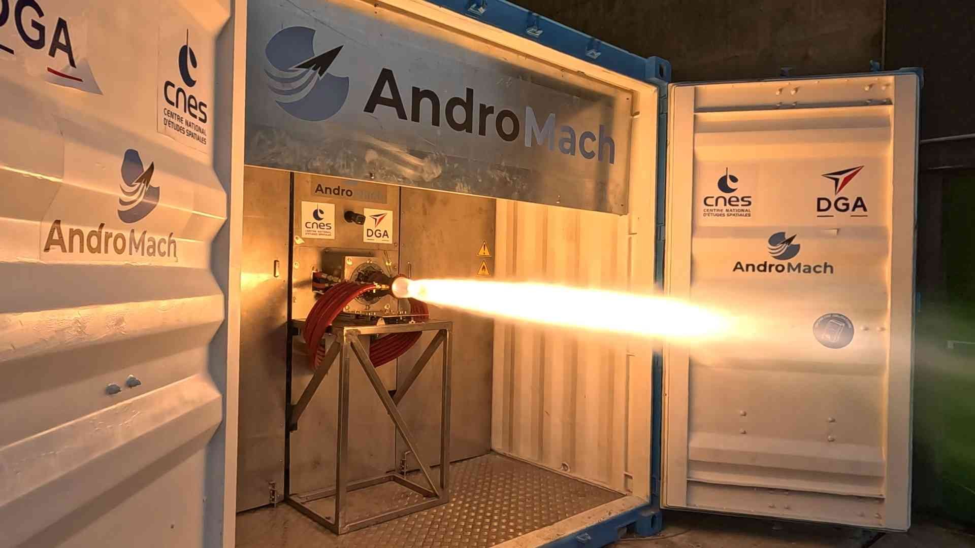 Le moteur-fusée cryogénique Banger lors d'un essai à feu dans le conteneur d'essais AndroMach, marquages CNES et DGA visibles