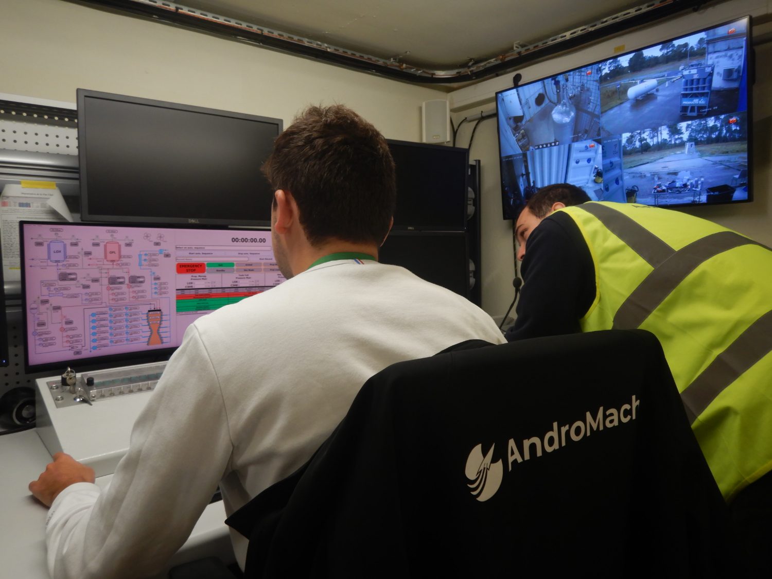 L'équipe AndroMach en salle de contrôle des essais